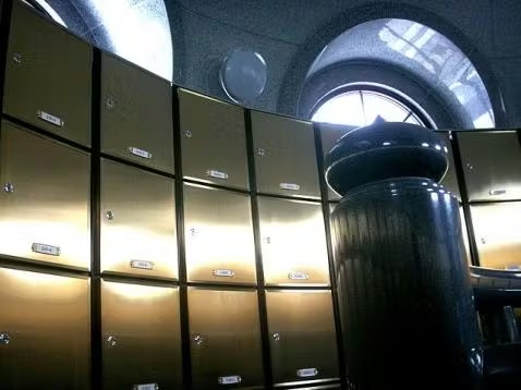 屋内の黄金に輝く納骨室
