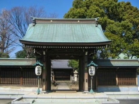 安楽寺墓苑の本堂と歴史を感じる景観