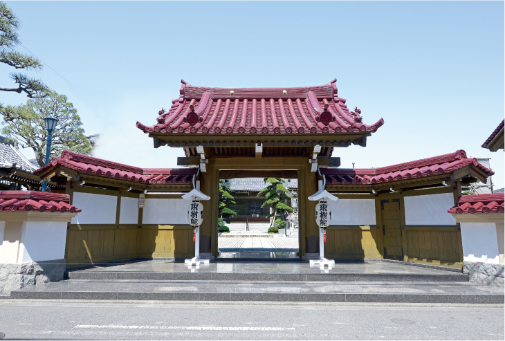 朱色の瓦屋根が特徴の山門